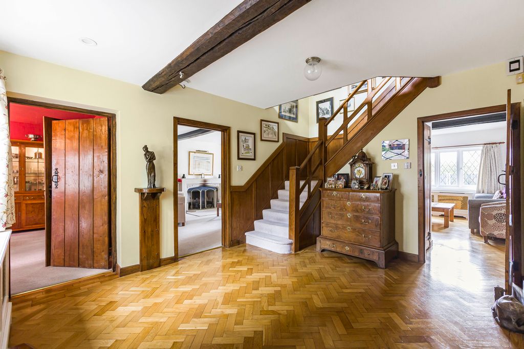 Property photo 3 of 34 Entrance Hall