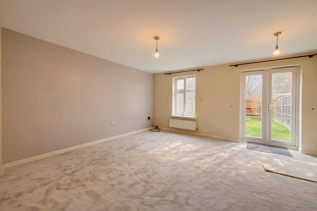 Property photo 2 of 15 Lounge