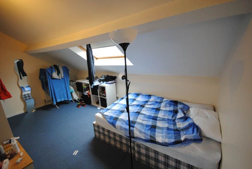 Property photo 3 of 11 A Comfortable Double Bedroom Featuring A Neatly Ma...