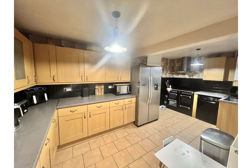 Property photo 3 of 17 Kitchen