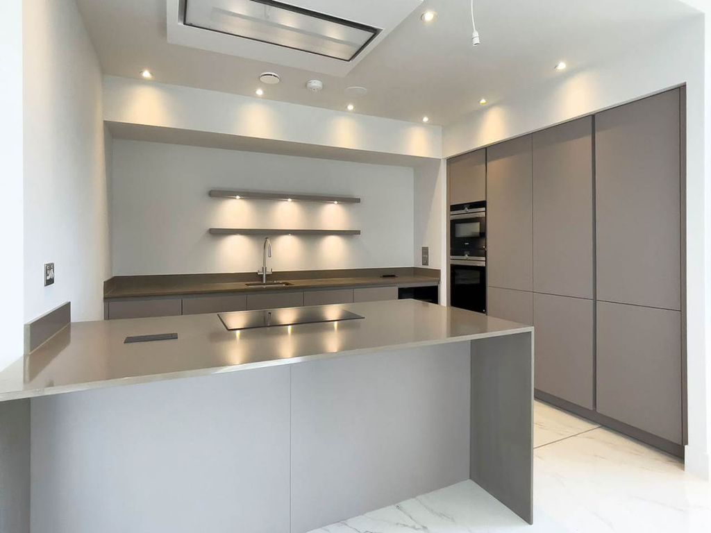 Property photo 3 of 11 Kitchen