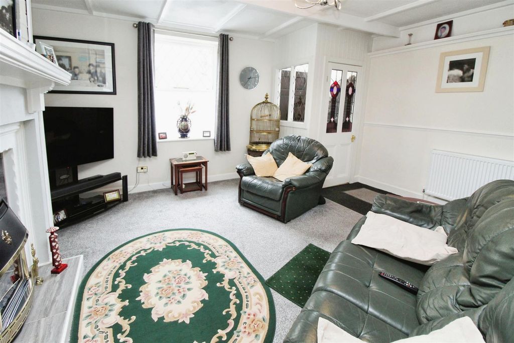 Property photo 3 of 12 Lounge