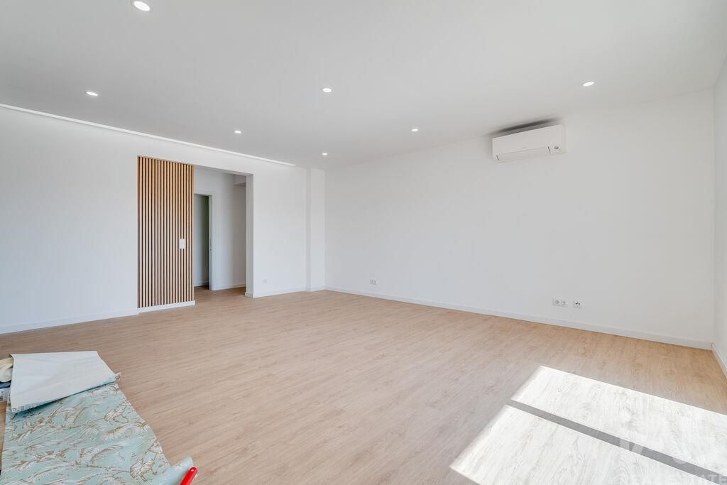 Property photo 3 of 33