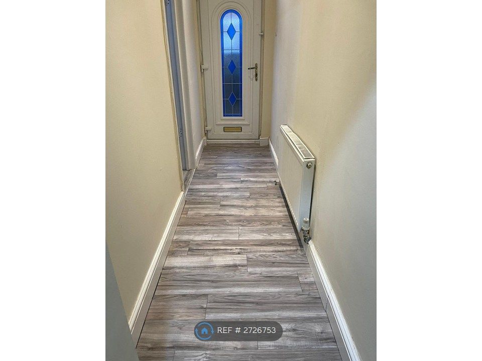 Property photo 2 of 25 Entrance Hallway