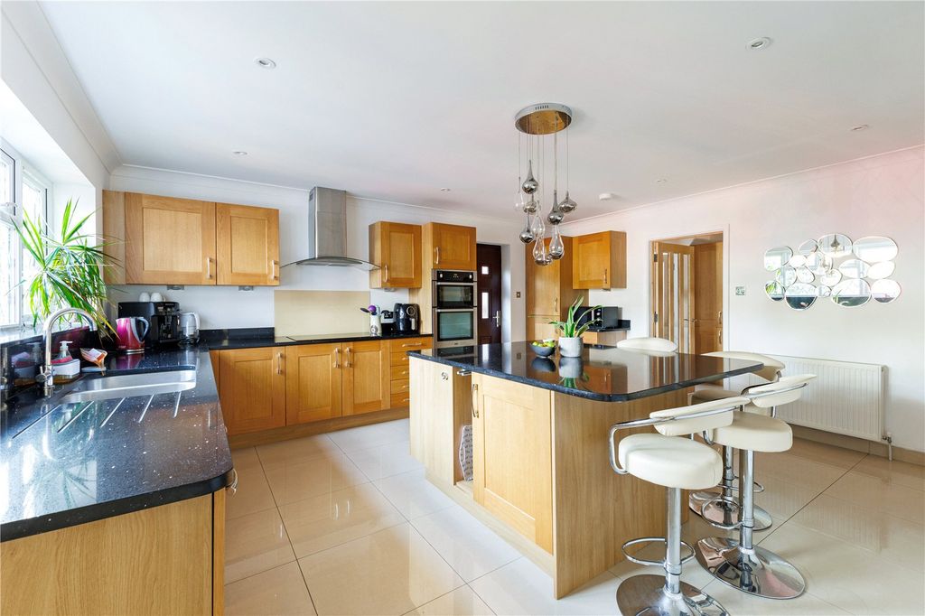 Property photo 3 of 16 Kitchen/Breakfast