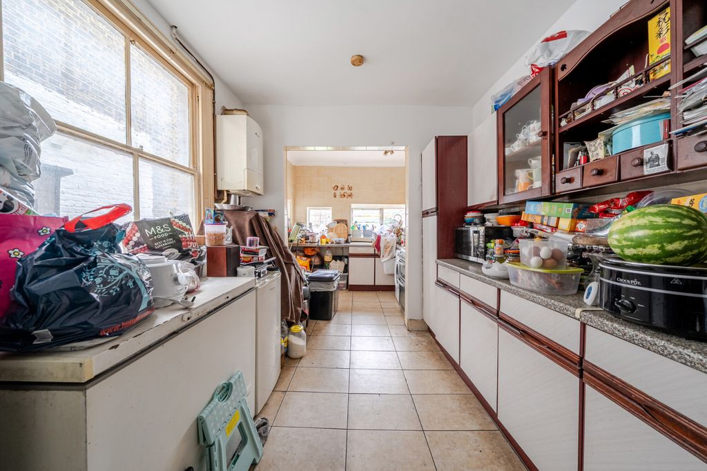 Property photo 3 of 11 Kitchen