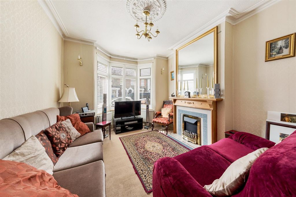 Property photo 2 of 33 Clarence Road, E17