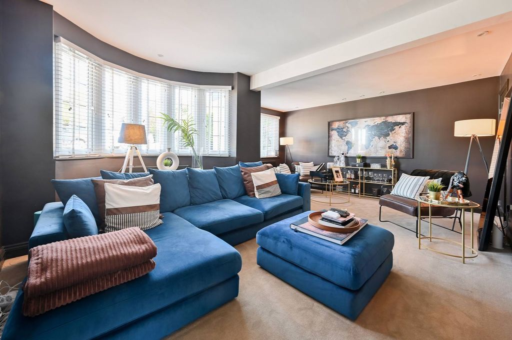 Property photo 2 of 39