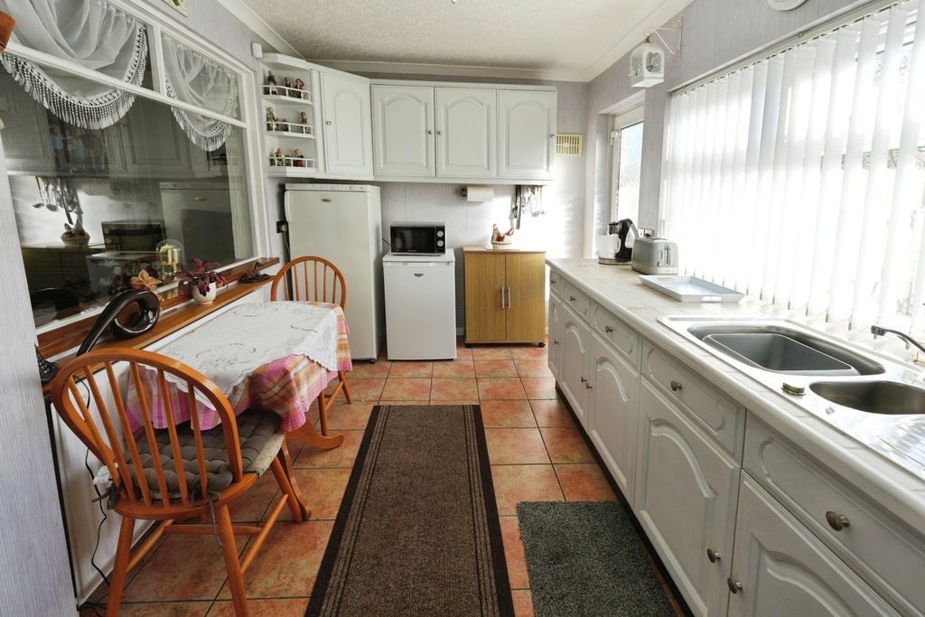 Property photo 3 of 21 Kitchen