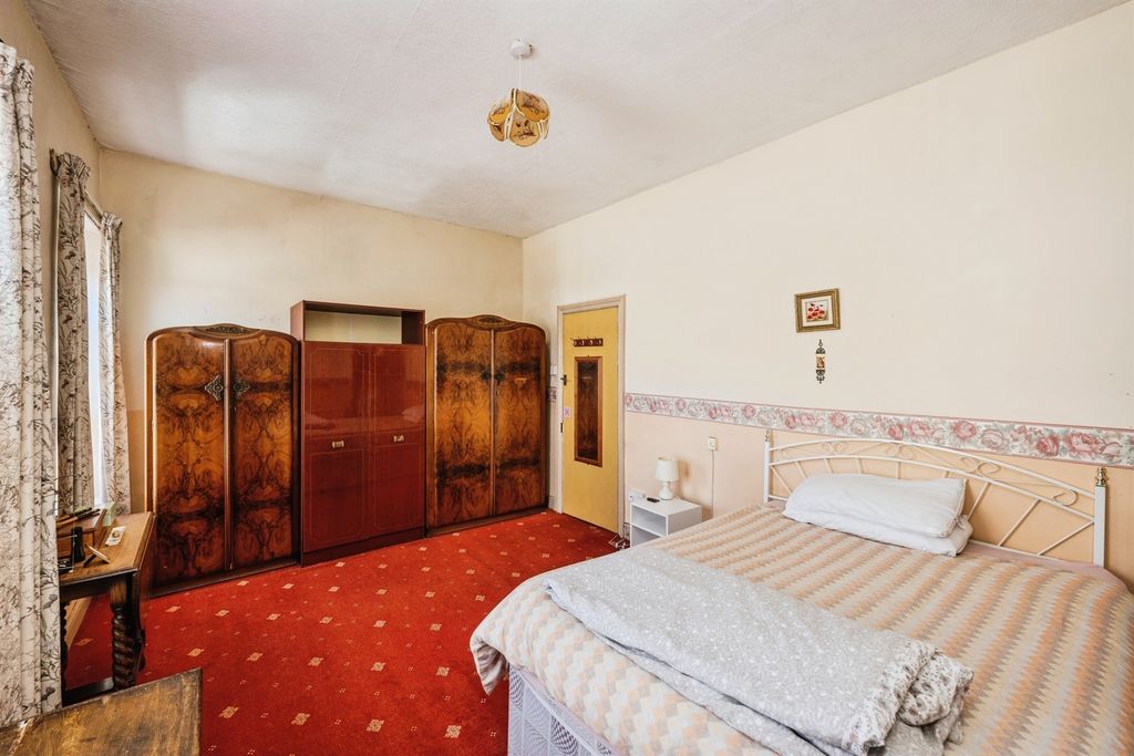Property photo 3 of 17