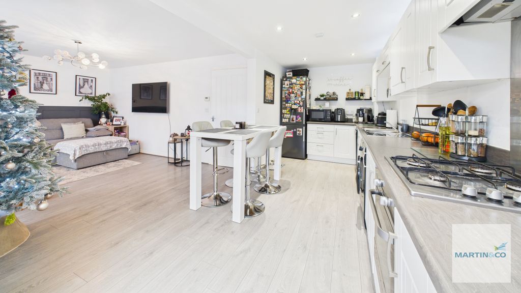 Property photo 3 of 33 Cam03663G0-Pr0218-Still017