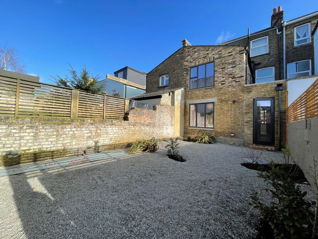 Property photo 2 of 10 Garden (1)