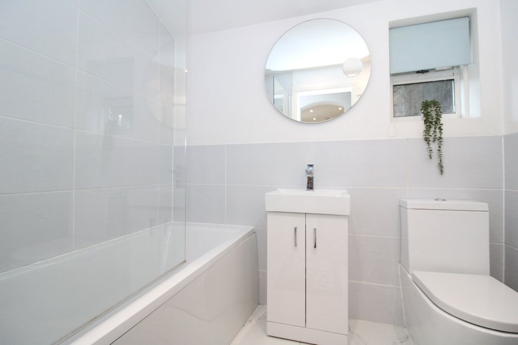 Property photo 3 of 13 Bathroom