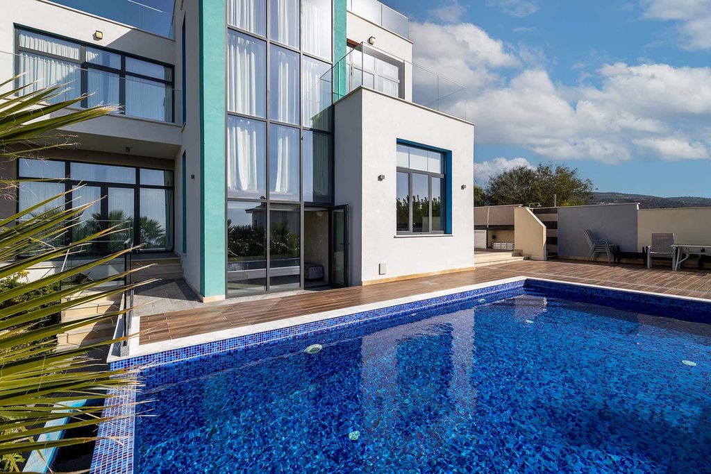 Property photo 1 of 28