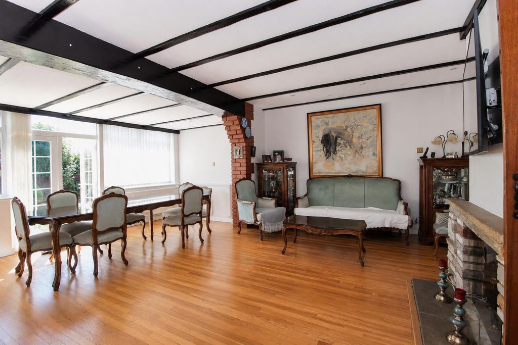 Property photo 2 of 20 Lounge / Diner