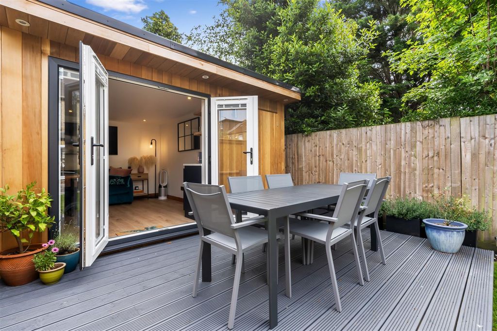 Property photo 3 of 12 Garden