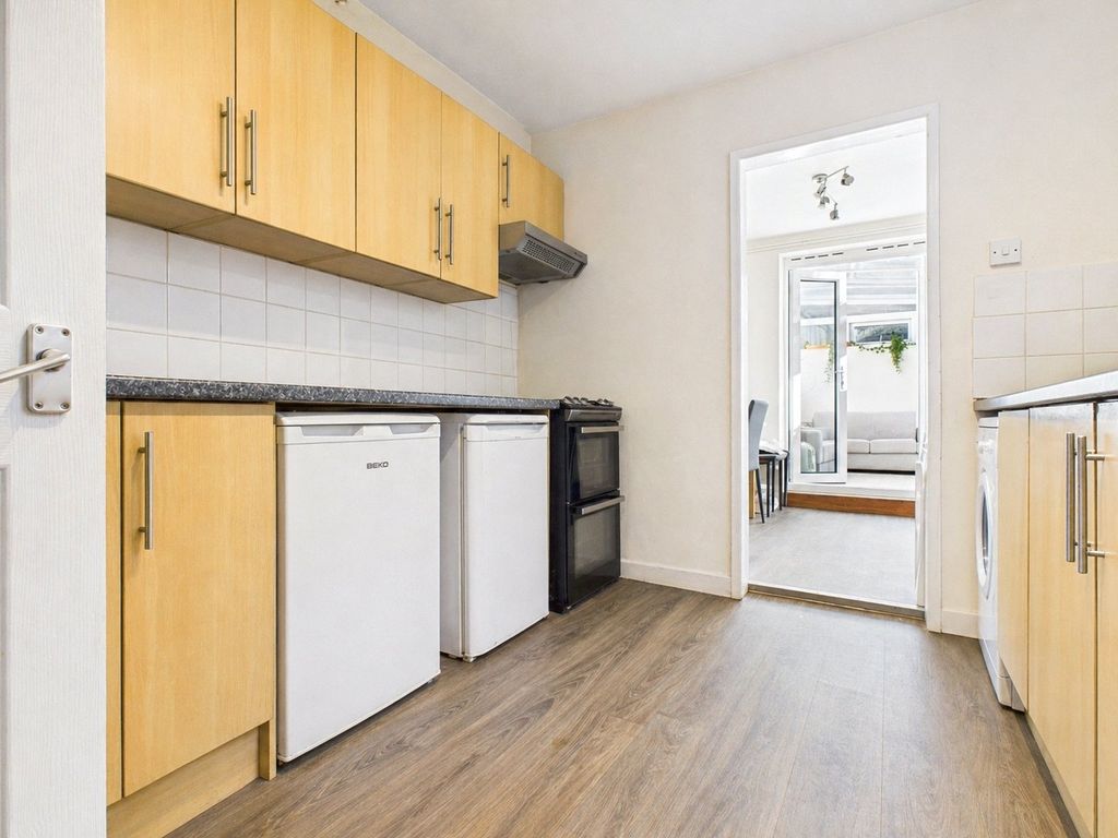 Property photo 2 of 11 Kitchen