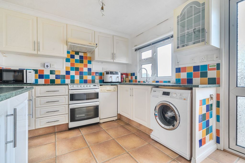 Property photo 2 of 10 Kitchen