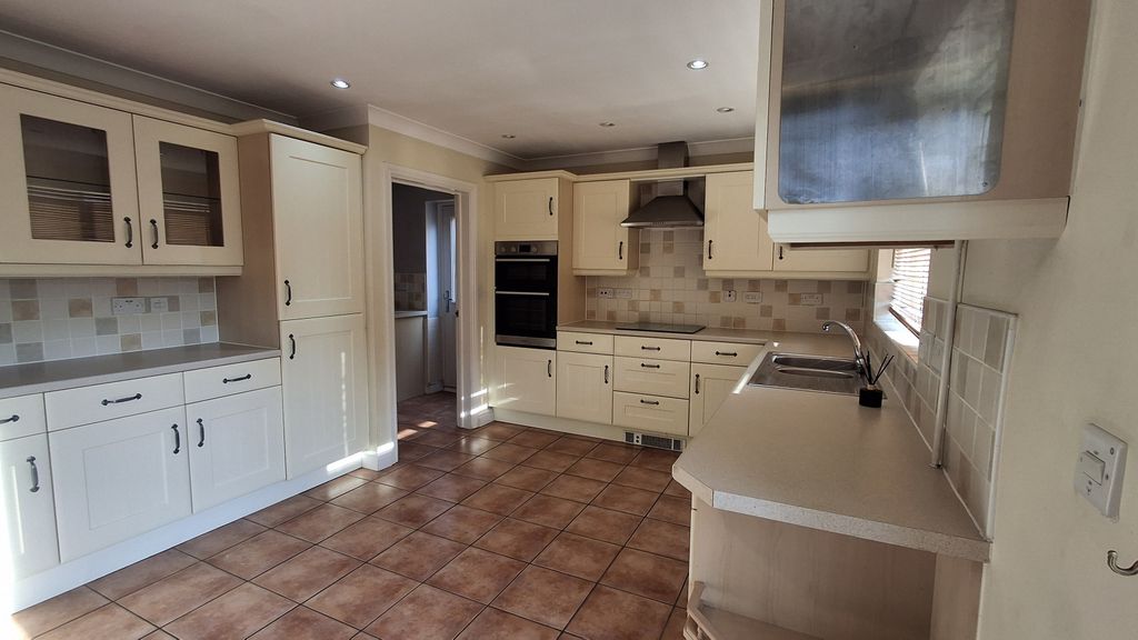 Property photo 3 of 19 Kitchen