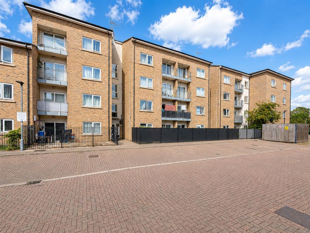 Property photo 1 of 11 Gateway Court