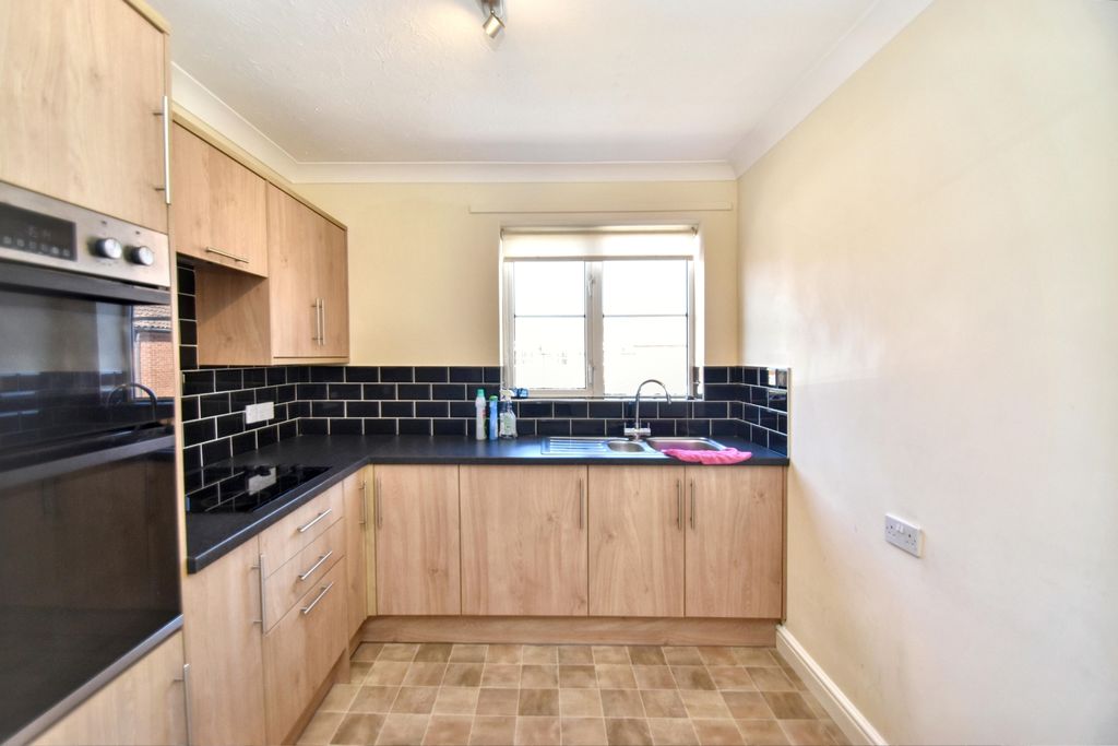 Property photo 2 of 10 Kitchen