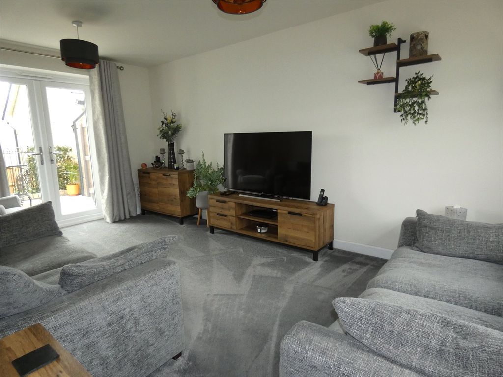 Property photo 2 of 19 Lounge