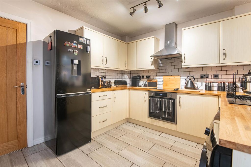 Property photo 3 of 23 Kitchen