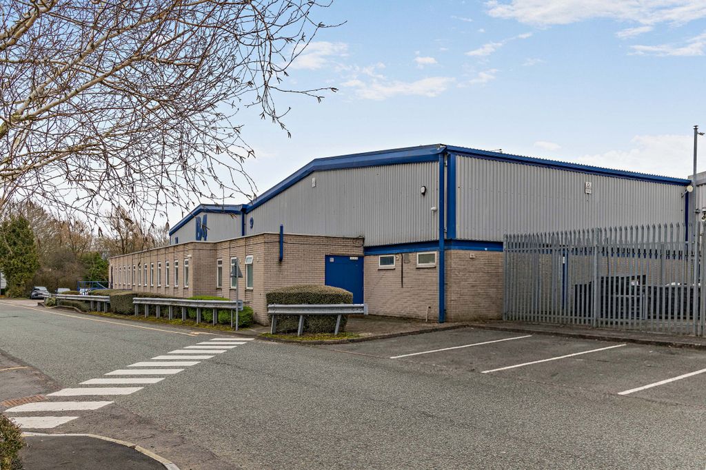 Property photo 3 of 11 8681831-Exterior03v2-800