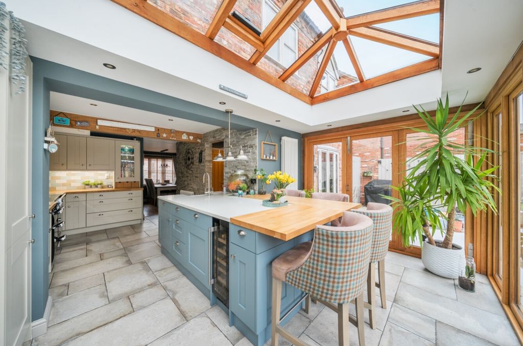 Property photo 3 of 37 1396191-1-695Cedd9E5251-Arw