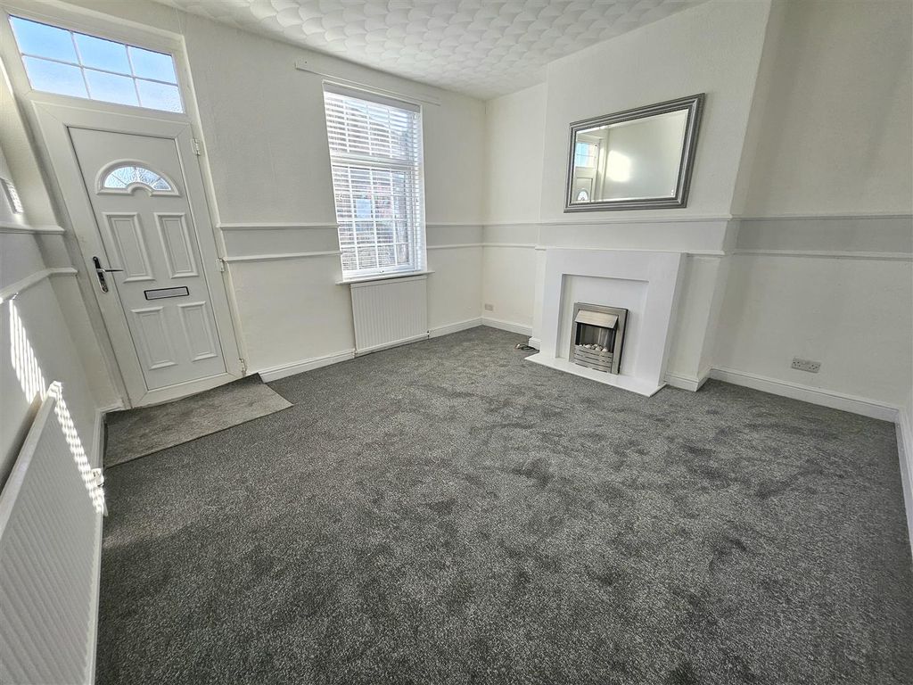 Property photo 3 of 10 Lounge