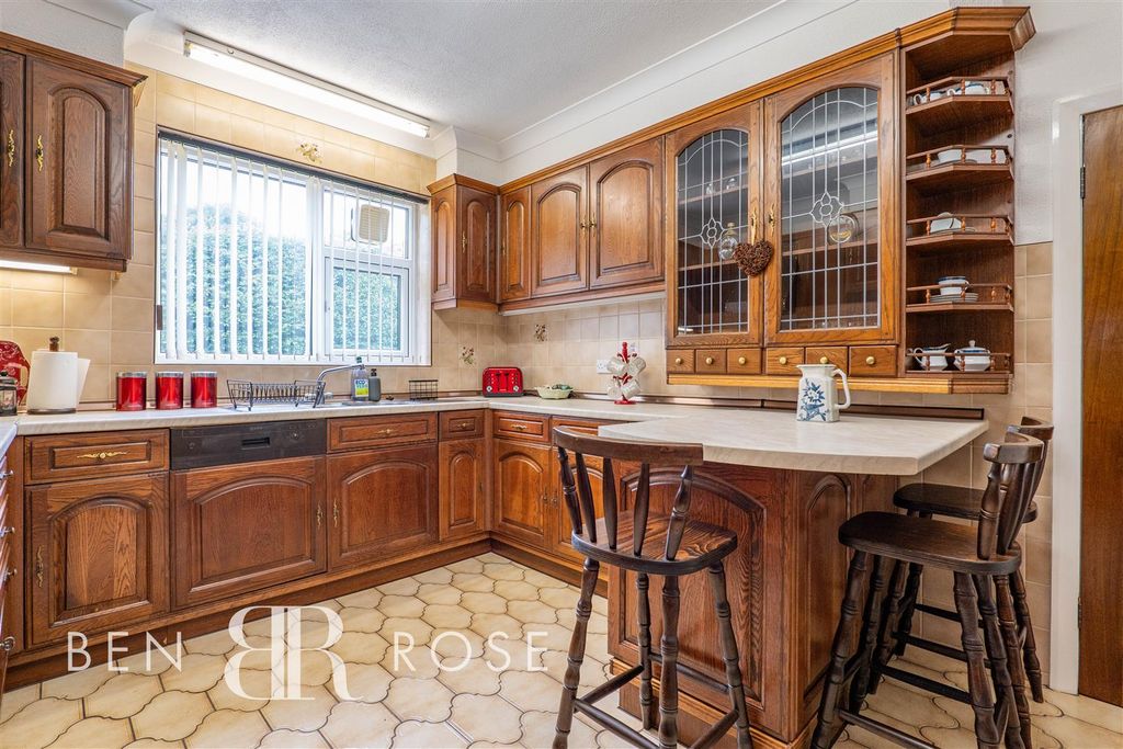 Property photo 3 of 43 Kitchen/Breakfast Room