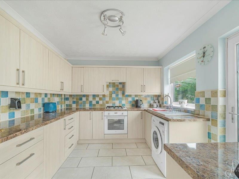 Property photo 3 of 19 Kitchen