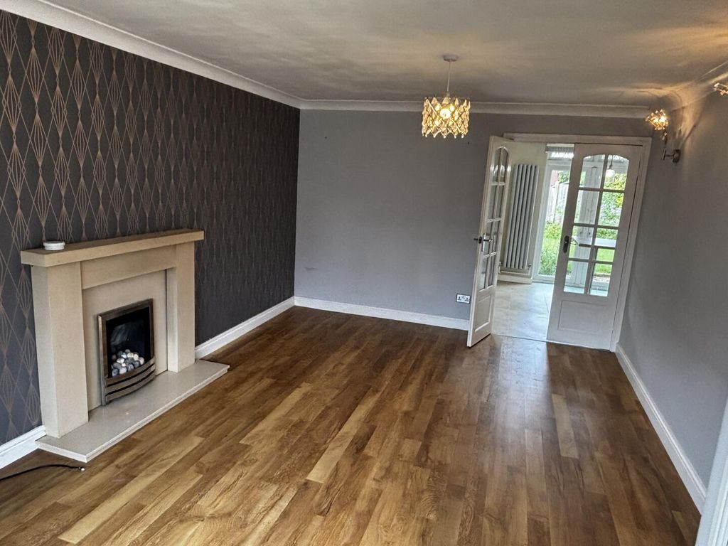 Property photo 2 of 11 Living Room