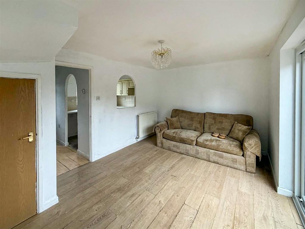 Property photo 3 of 13 Lounge