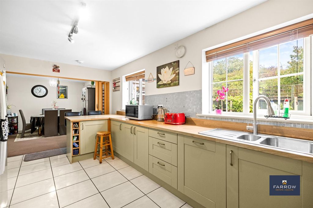 Property photo 3 of 40 Kitchen / Breakfast Room