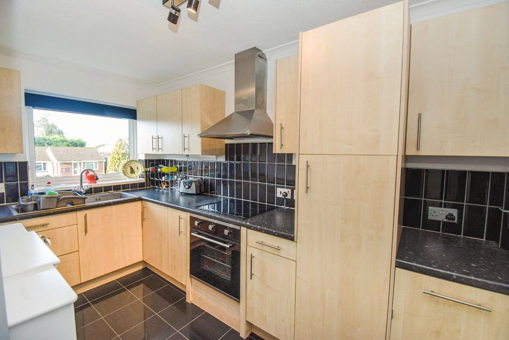 Property photo 3 of 11 Kitchen