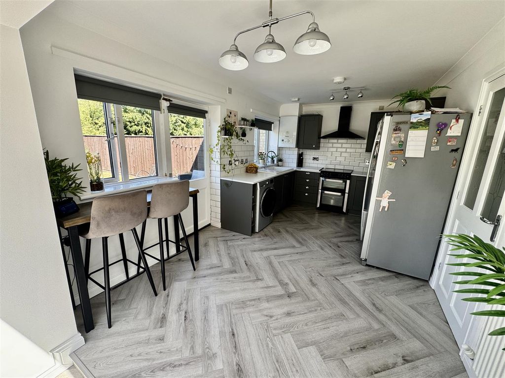 Property photo 3 of 19 Kitchen/Breakfast Area