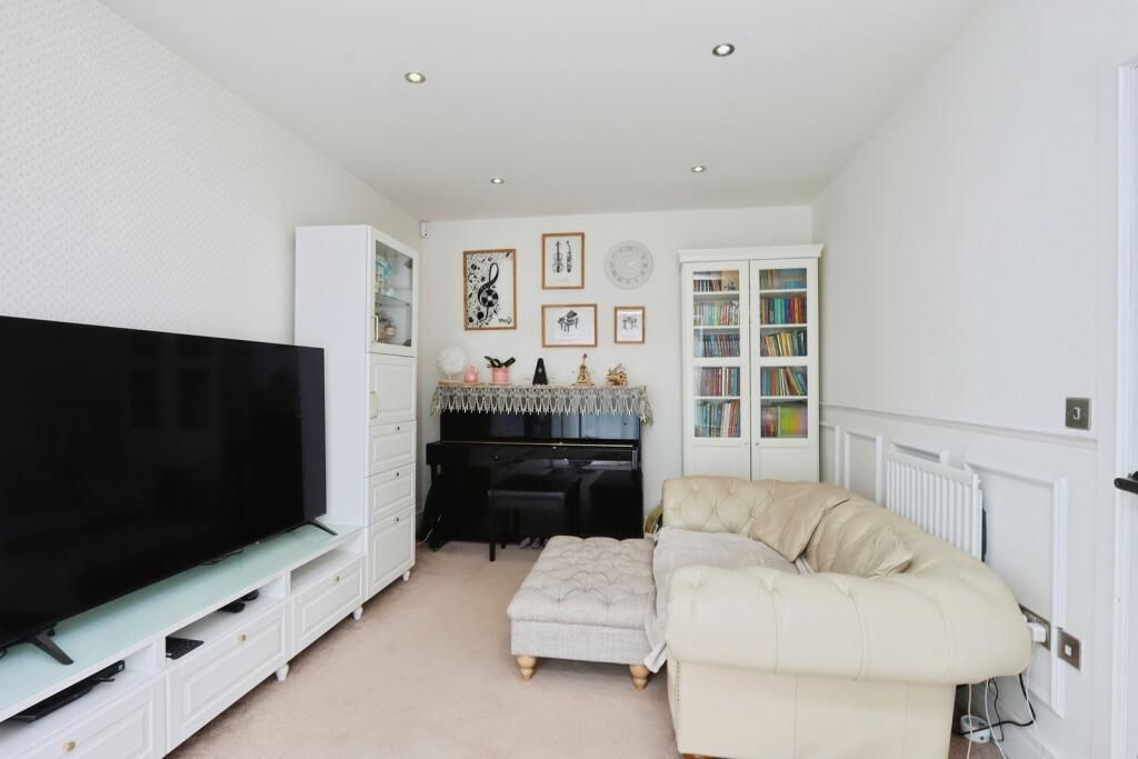 Property photo 3 of 34 Sitting Room
