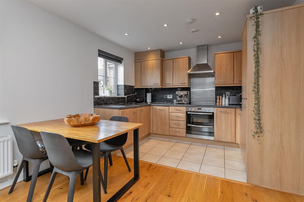 Property photo 1 of 16 22Centaurussquare-21.Jpg