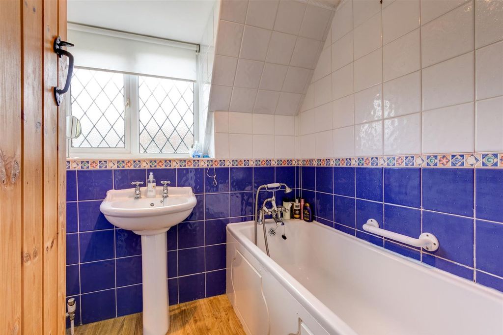 Property photo 2 of 11 Bathroom