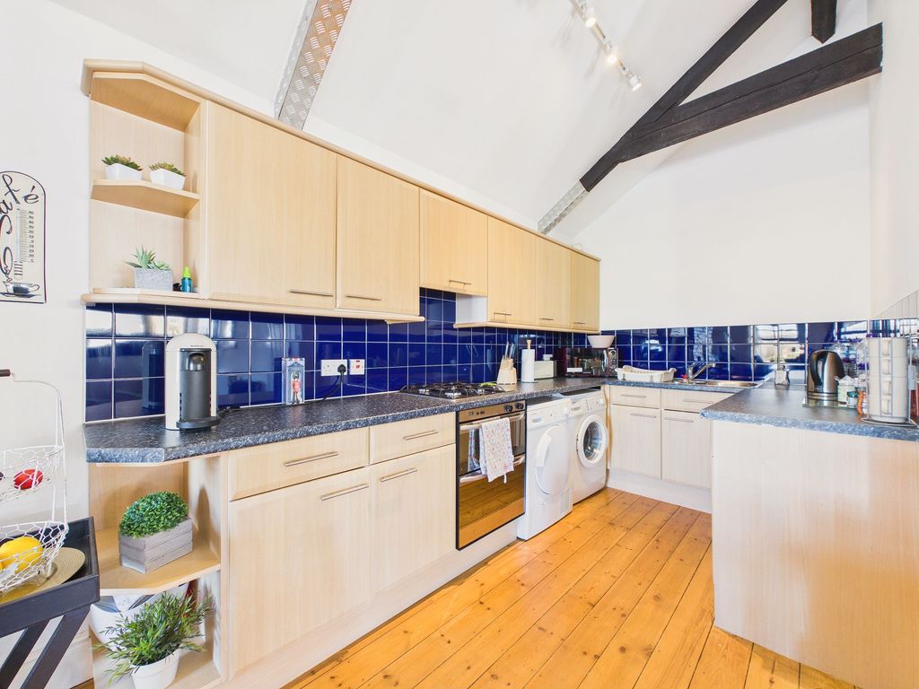 Property photo 3 of 10 Kitchen