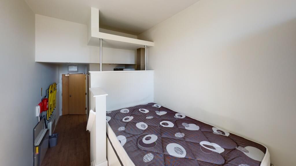 Property photo 2 of 4 A Neat And Functional Single Bedroom Featuring A R...