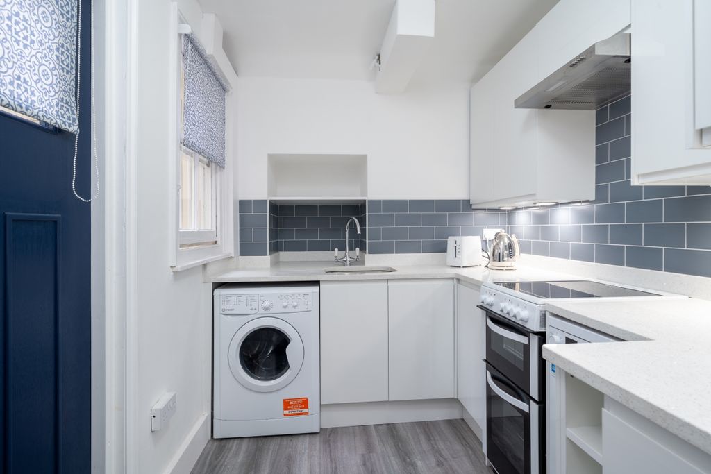 Property photo 3 of 9 Ennismore Gardens...