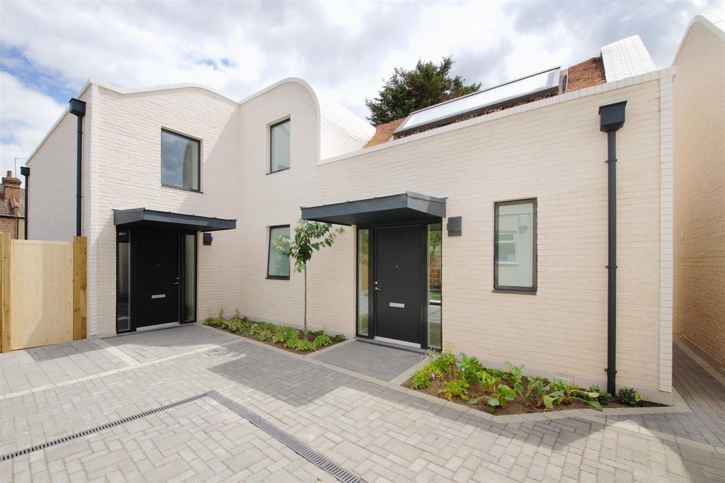 Property photo 1 of 28 Stark Mews, E17