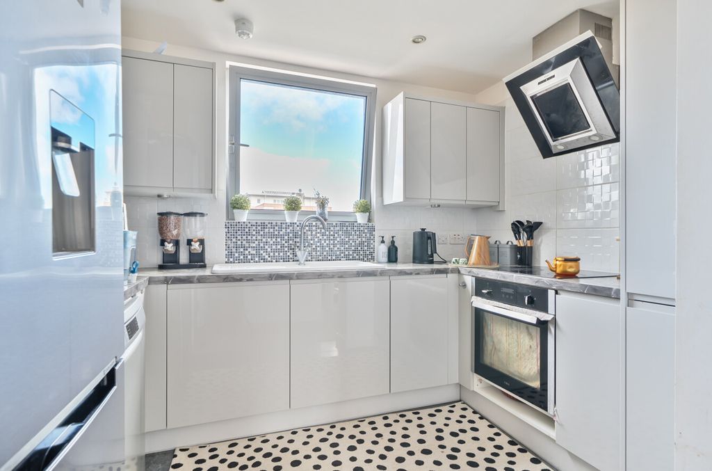 Property photo 3 of 14 1317243-12-685Ec5...