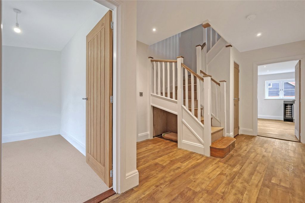 Property photo 3 of 21 Entrance Hall