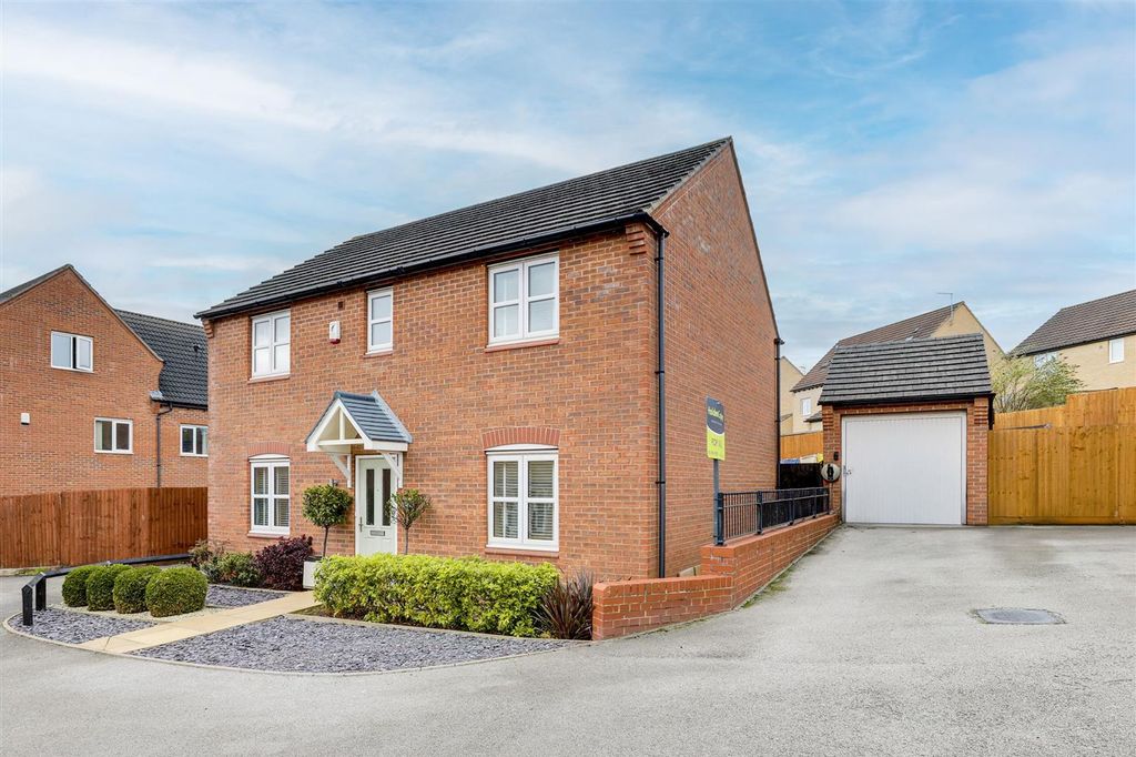 Property photo 1 of 32