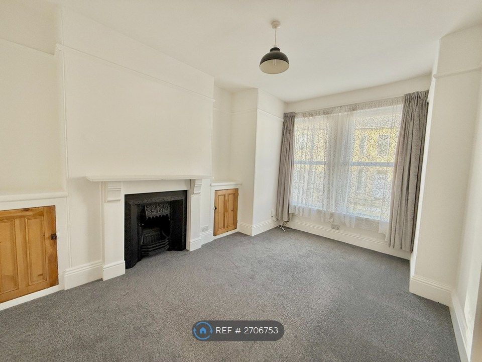 Property photo 1 of 8 Living Room