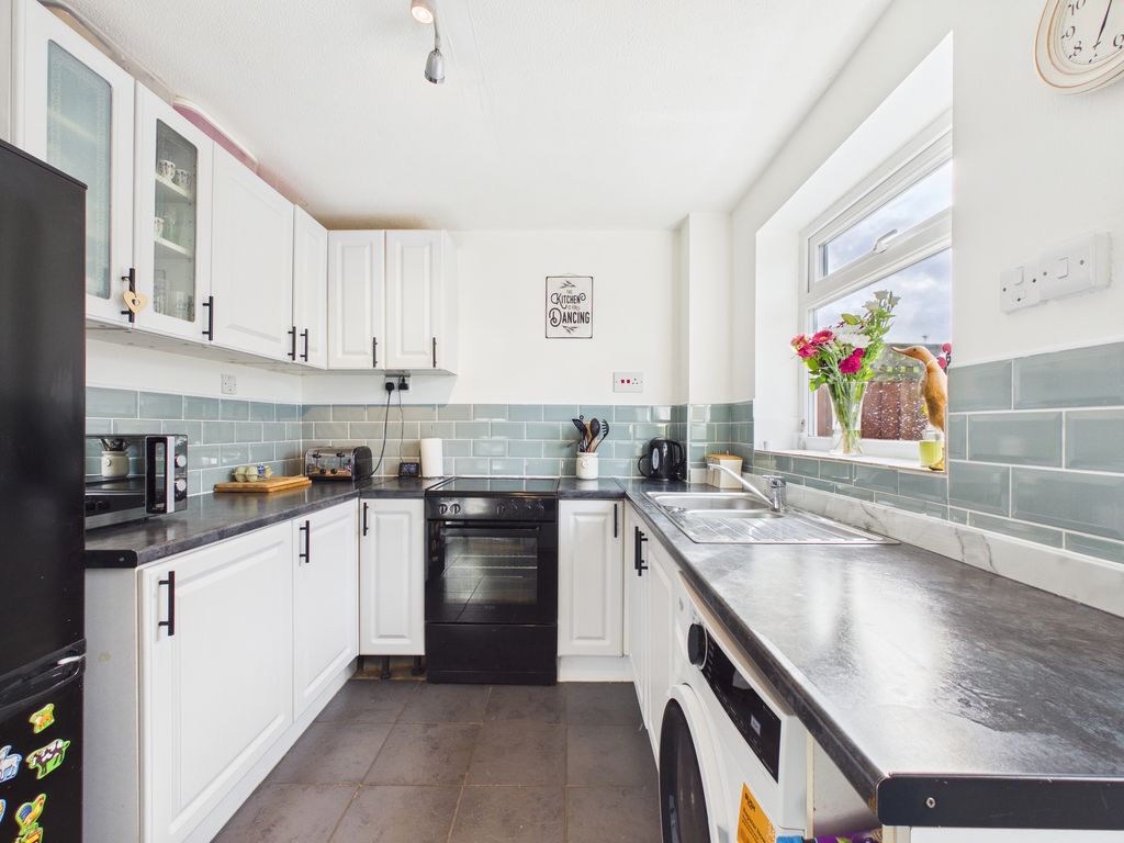 Property photo 2 of 11 Kitchen