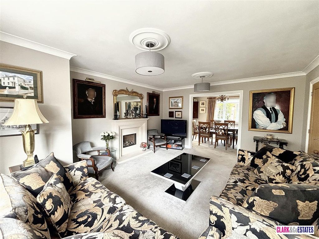 Property photo 2 of 18 Lounge